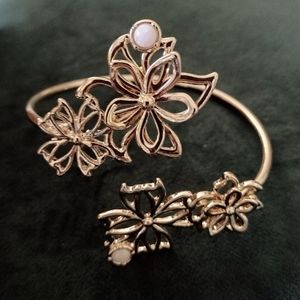 Vintage NRO For Avon Gold Tone Flowers Bracelet